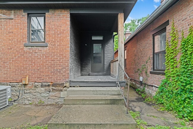 Building Photo - 339 E Sycamore St