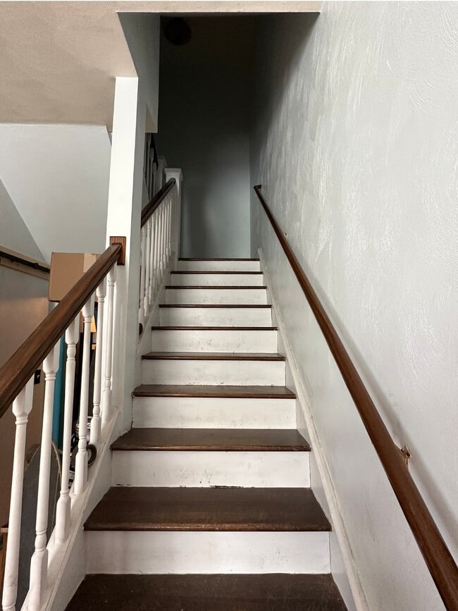 Building Photo - 310 W 33rd St