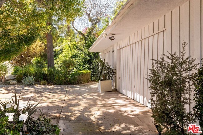 Building Photo - 4965 Calvin Ave