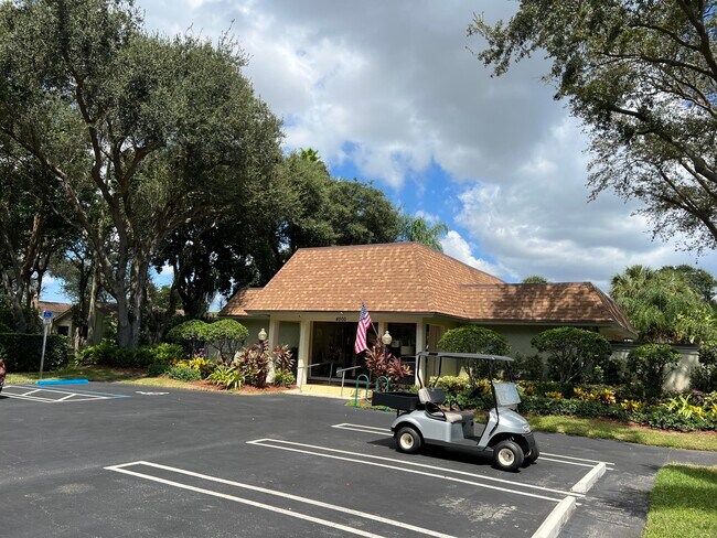 Building Photo - 4075 Palm Forest Dr N