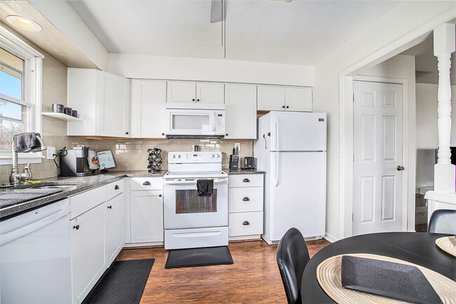 Building Photo - 3-Bed, 1.5-Bath huge duplex in Blue Springs!