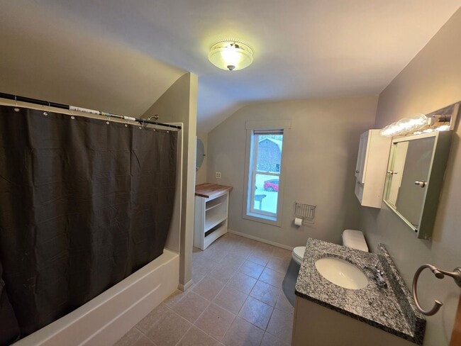 Building Photo - Four Bedroom House Available in Battle Creek!