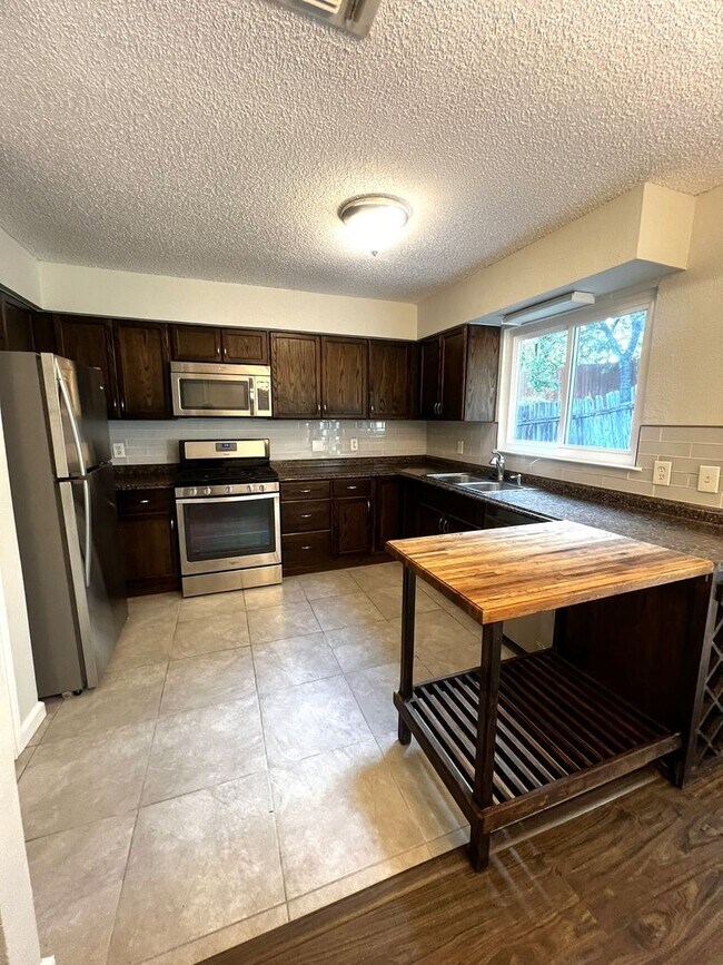 Building Photo - Recently Renovated 3/2 Home in South Austin with Bonus Room + Additional Storage