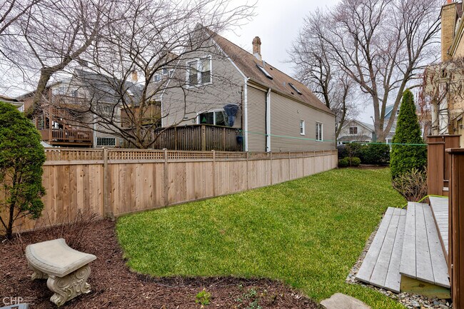 Building Photo - 2663 N Marshfield Ave