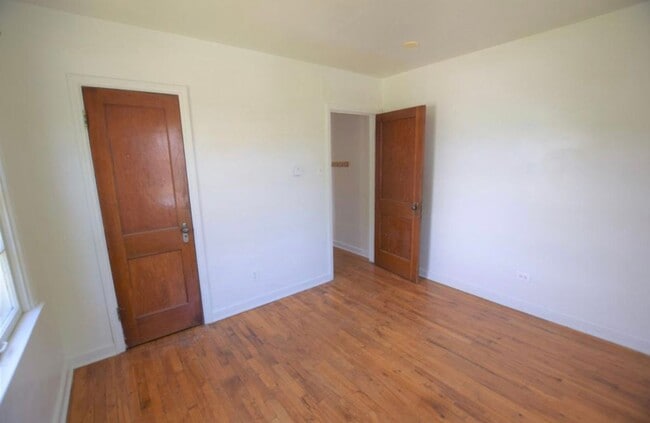 Building Photo - Charming six bedroom home near River North...
