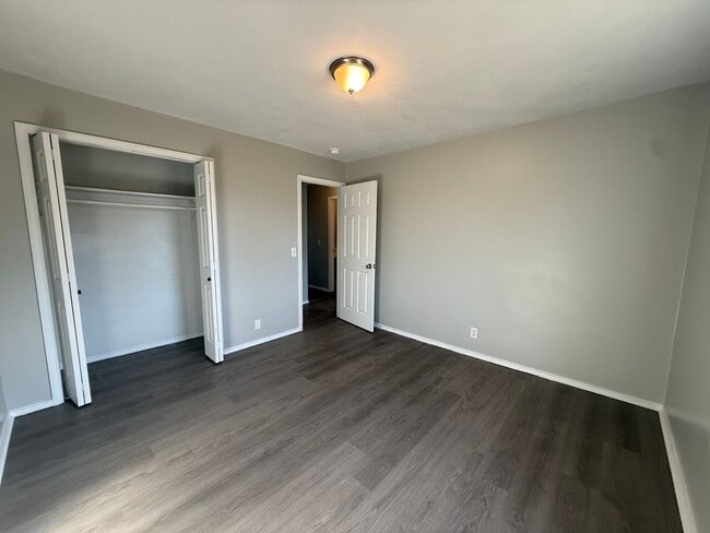 Building Photo - 2 Bed 1 Bath Duplex AVAILABLE NOW!!