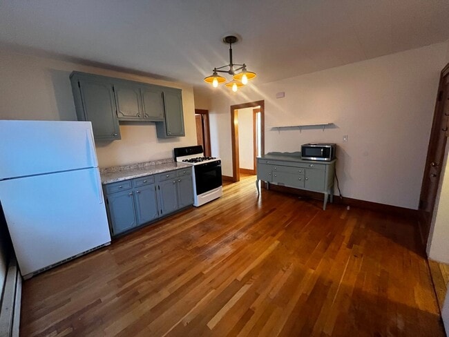 Building Photo - Inviting 2-Bedroom 2nd Floor Apartment in ...