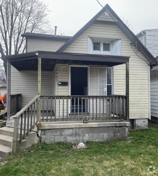 Building Photo - Spacious 4 Bedroom 2 bath house located ne...