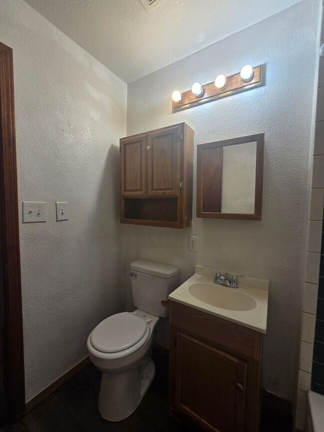 Building Photo - 3 Bed 2 Bath at Shawnee