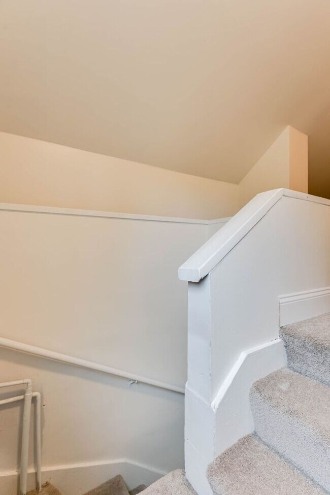 Building Photo - Beautifully Updated 4 BR/2 BA Upper-Level Duplex in Minneapolis with 2-Car Garage!