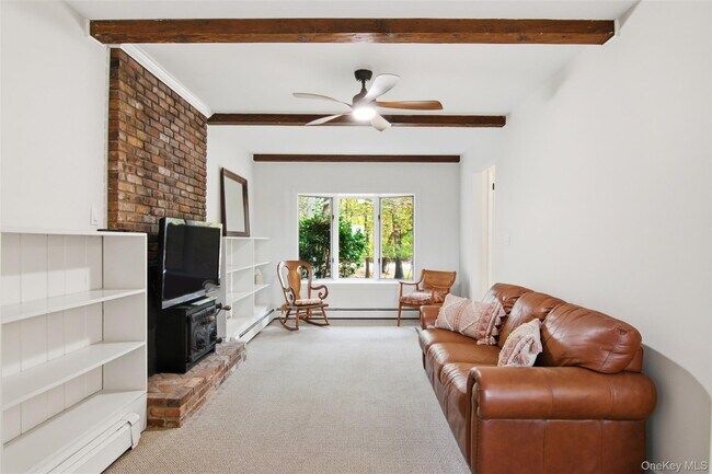 Building Photo - 14 Flax Pond Woods Rd