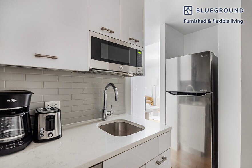 Building Photo - 230 E 44th St