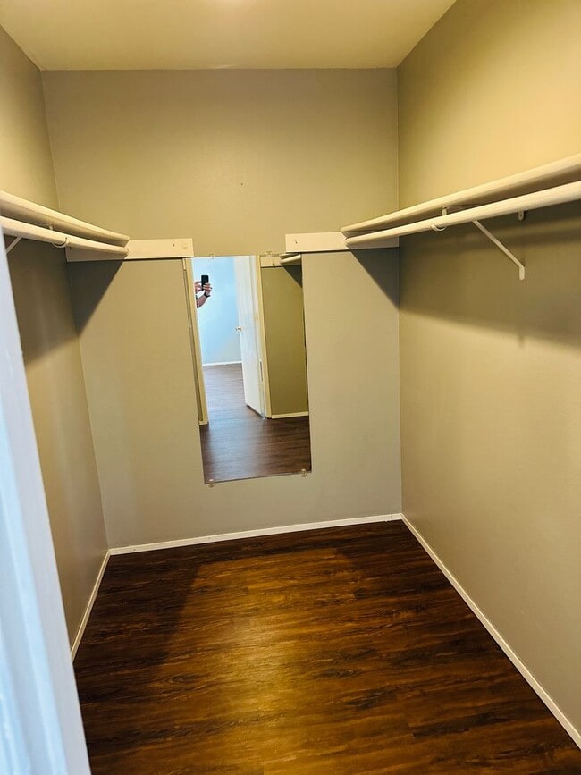 Building Photo - Charming Condo Conveniently Located