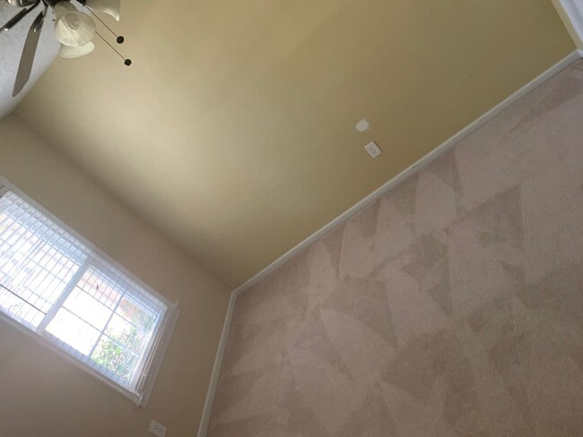 Building Photo - 3 Bedroom 2 Bathroom House