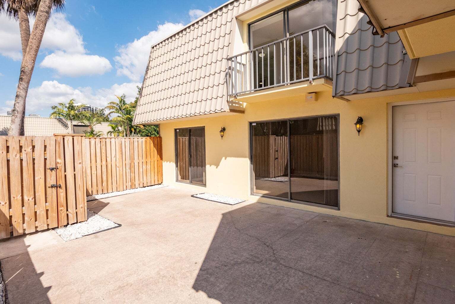 Building Photo - 1700 Embassy Dr