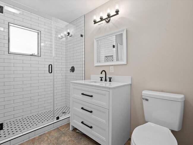 Building Photo - Move In Ready Midtown Dream Home