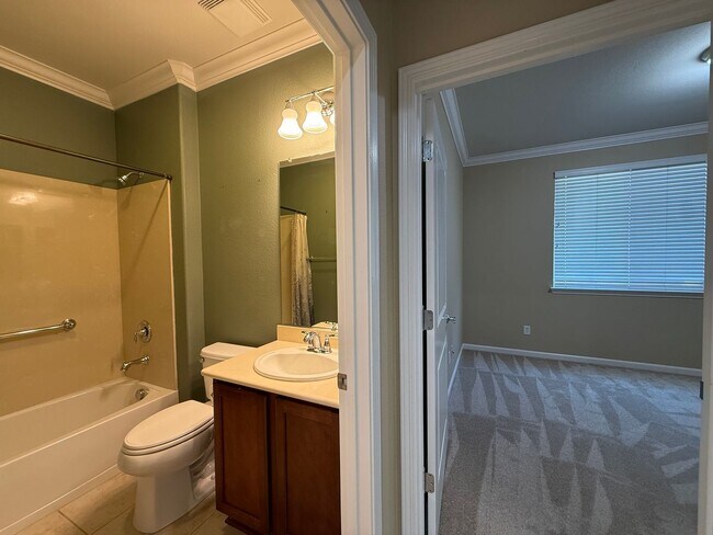Building Photo - 55+ Community Home in Great Condition!