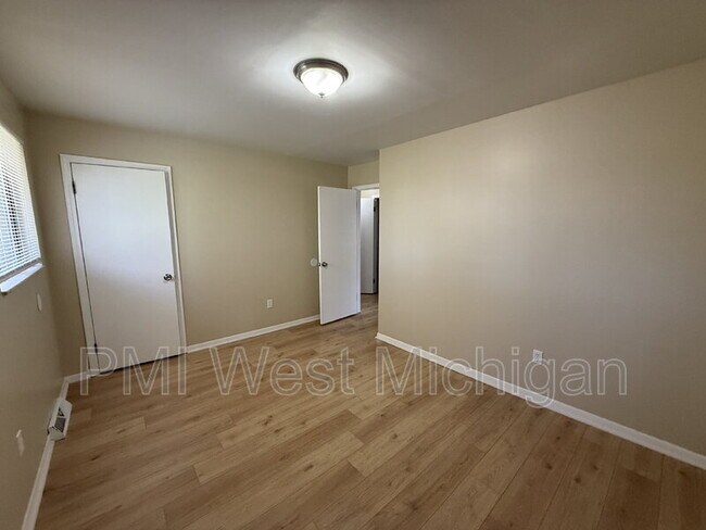 Building Photo - 6051 In the Pines Dr SE