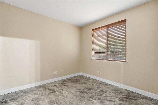 Building Photo - 70 Arches Cir