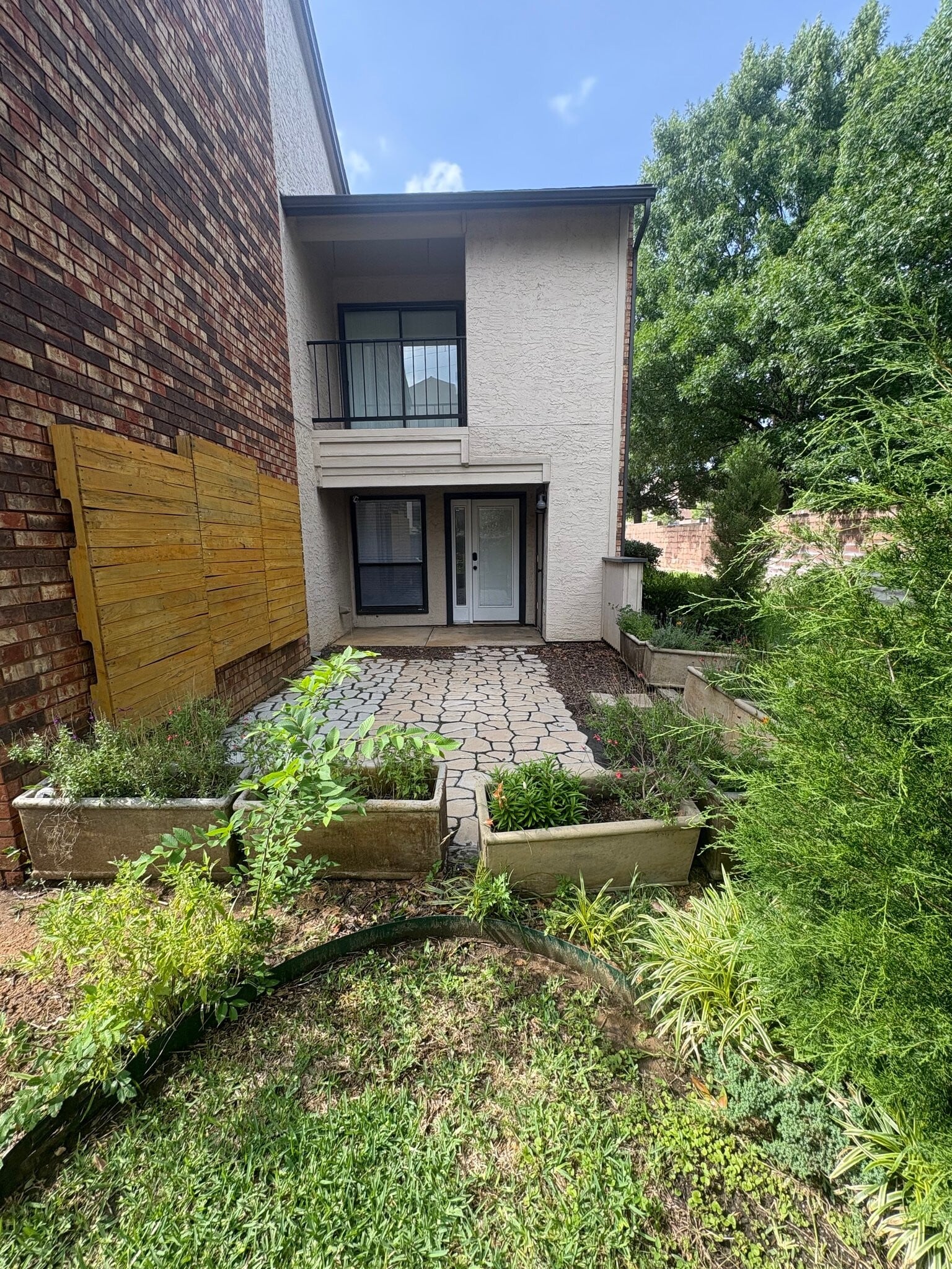 Building Photo - 827 W Harwood Rd