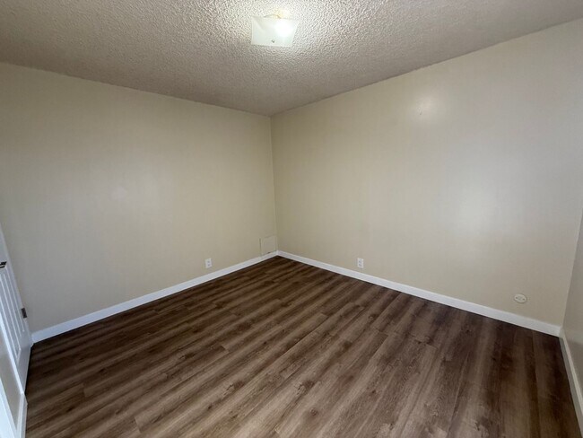 Building Photo - Mid Town Ventura 2 Bedroom 2 Bath Upstairs Corner Unit Apartment