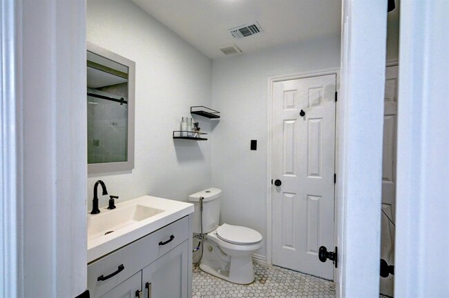 Building Photo - 12915 Stratford Heights Dr