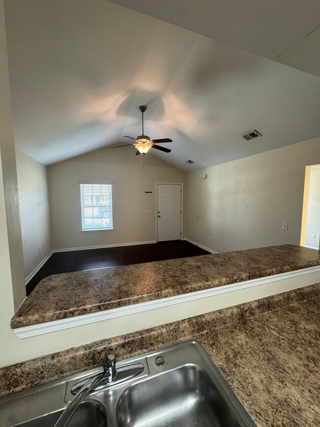 Building Photo - 3 bedroom 2 bathroom home available in Por...