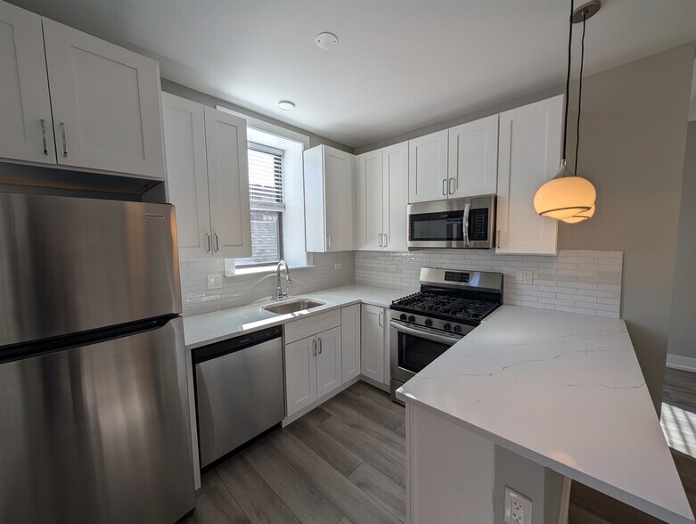 Building Photo - 3935 N Janssen Ave