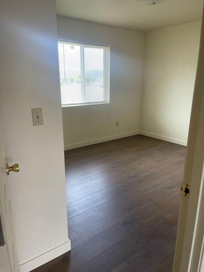 Building Photo - 454U