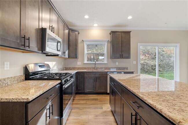 Building Photo - 2858 Canterbury Dr