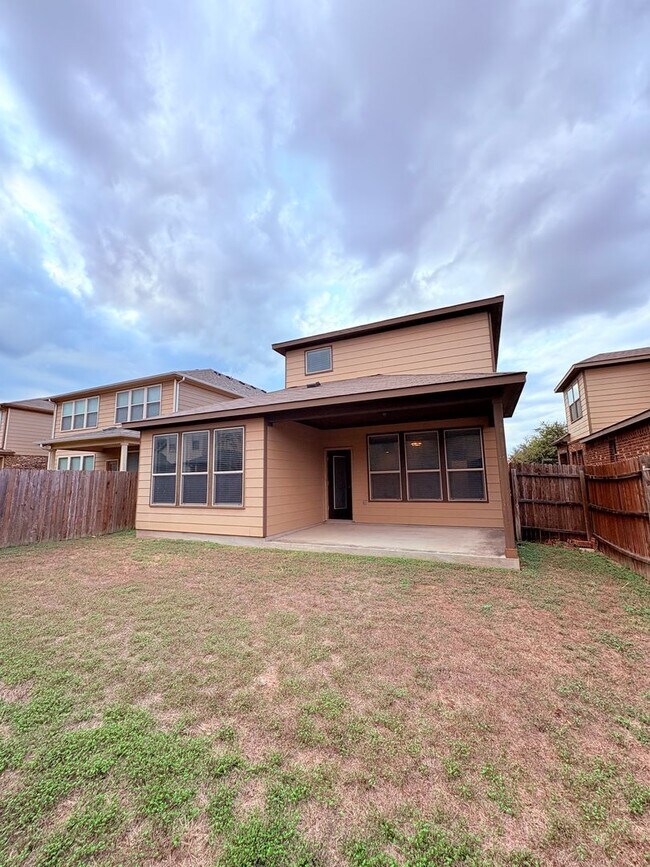 Building Photo - Large Home In Preston Village