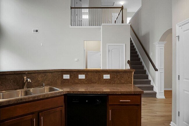 Building Photo - 3 bedrooms, 2.5 bathrooms  2-car garage in...