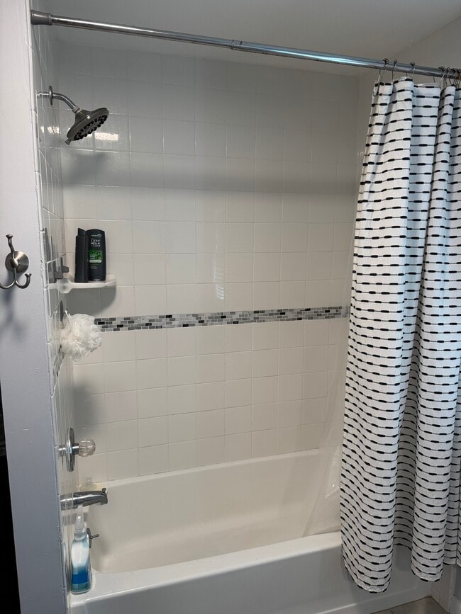 Building Photo - 1303 E Thirteen Mile Rd