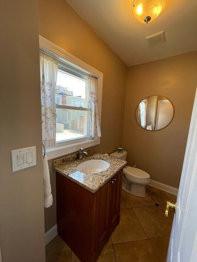 Building Photo - Charming 2 Bedroom/3.5 Bathroom Townhome i...
