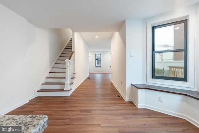 Building Photo - 32 E Elm St