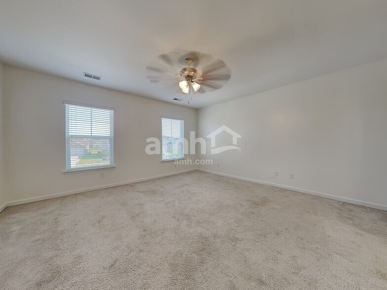 Building Photo - 11 Invierno Lake Dr