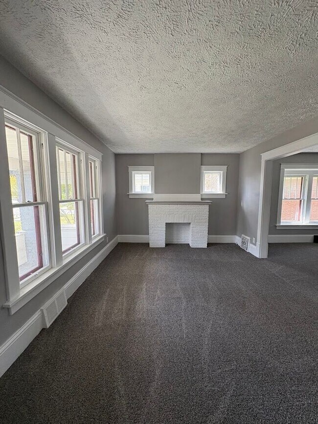 Building Photo - Four bedroom one bathroom home for rent
