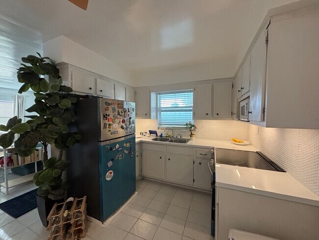 Building Photo - 8290-8292 NW 5th Ave