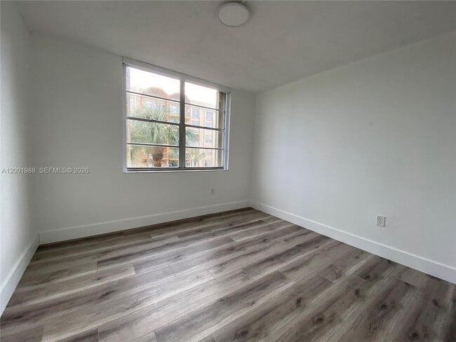 Building Photo - 9320 Fontainebleau Blvd