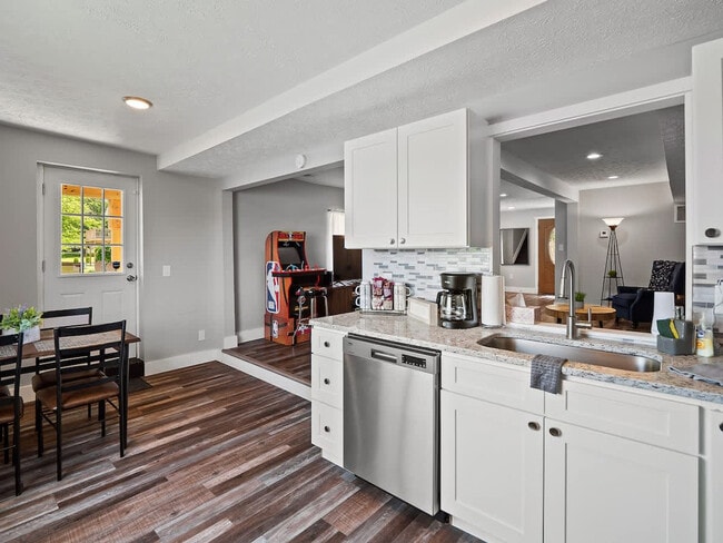 Building Photo - 829 Portage Lakes Drive