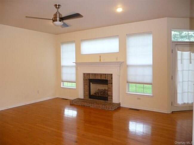 Building Photo - 220 Roosevelt Dr