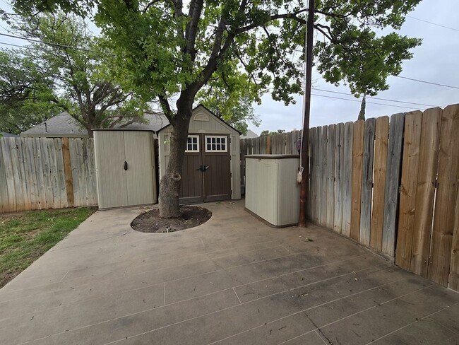 Building Photo - 2809 Moss Ave