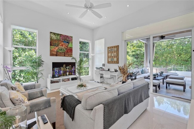 Building Photo - 435 Hampton Ln