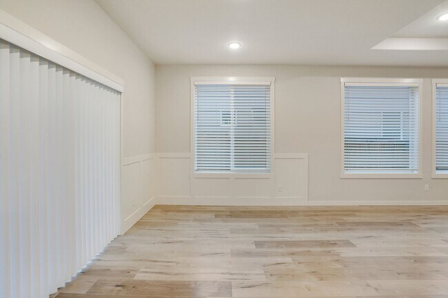 Building Photo - Polished single-level 3 bed, 2 bath home in NE Salem!