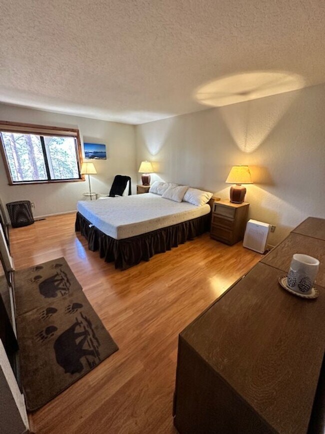 Building Photo - Spacious 4Bd pet friendly home available f...