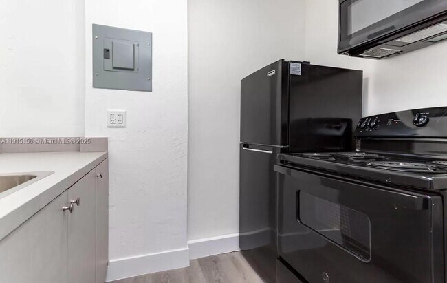 Building Photo - 143 SW 9th St