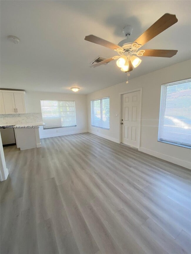 Building Photo - 2 bedroom in Hallandale FL 33009