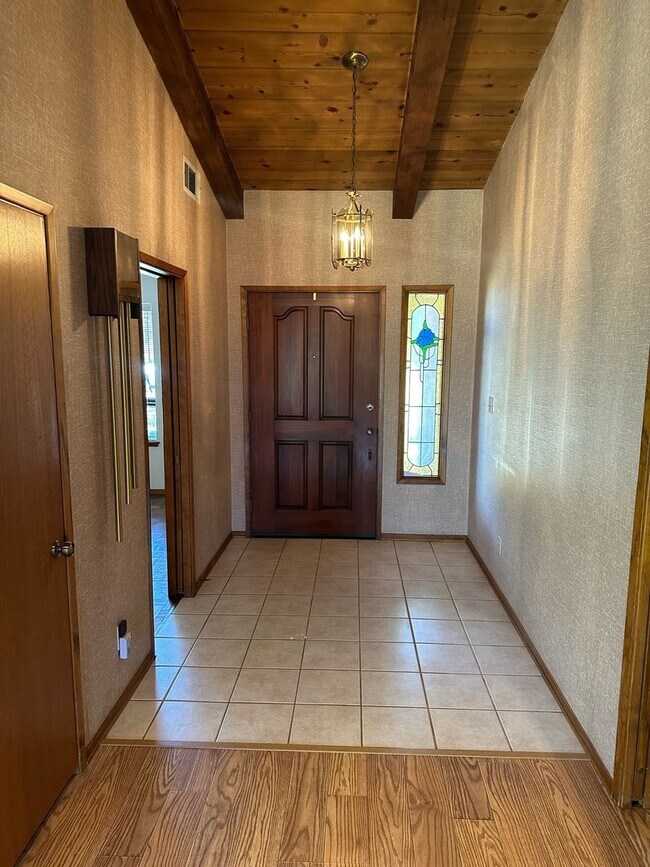 Building Photo - 475 E Mercedes Ave