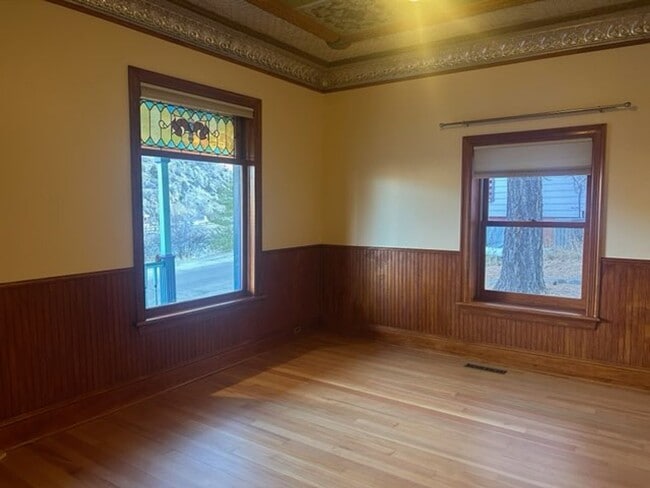 Building Photo - Historic 3-bedroom, 1-bath home in Downtown Glenwood Springs!