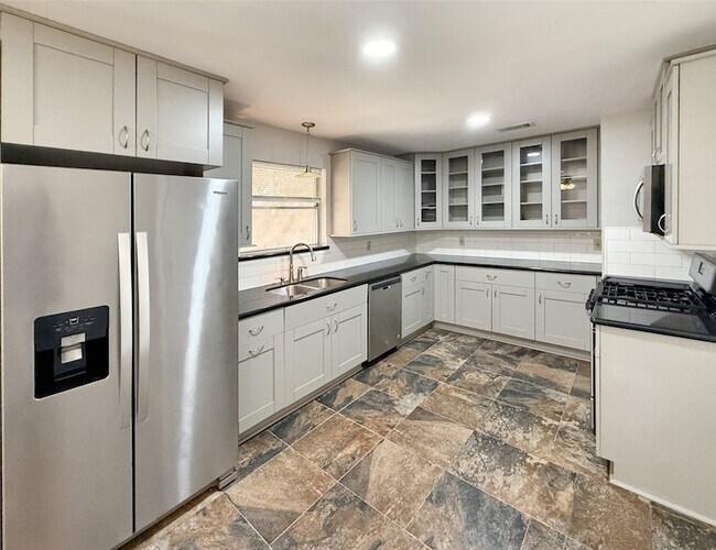 Building Photo - 3533 Antilles Dr